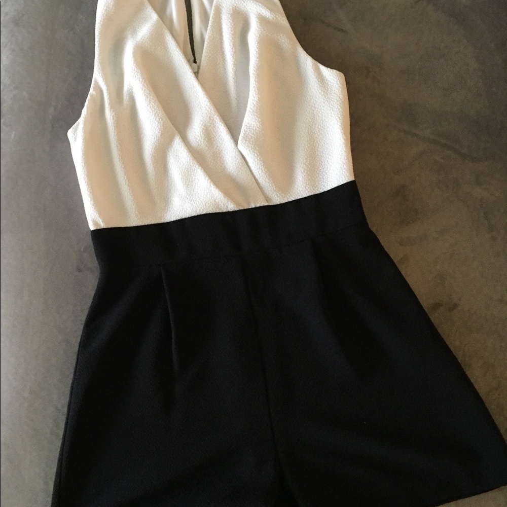 Sexy perfect black & white halter top romper - Picture 6 of 6